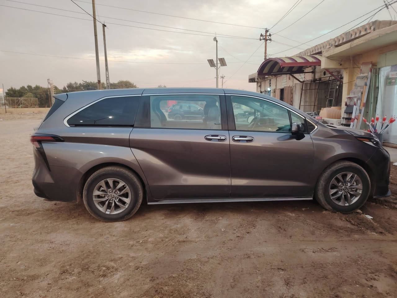 سلام عليكم سياره تيوتا سينا للبيع موديل 2023 فئه LXE حادث جاملغ وبنيد فول مواصفات ماشيه 62ألف كيلو متر حقيقي السعر 280 وبيه مجال 
 رقم  ***********
