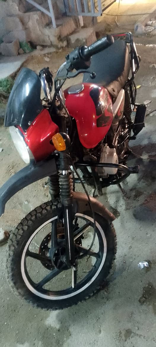 السلام عليكم دراجه للبيع بوكسر موديل 23 سعر 900 ***********
