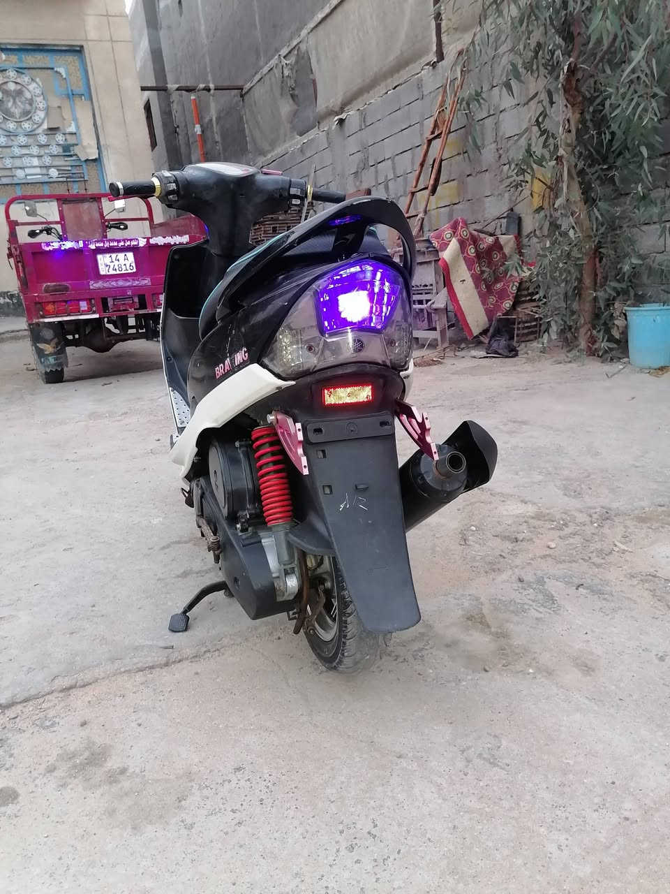 سلام عليكم دراجه ماكس عدله بلاديه ماملعوب بيها لاتنقيص ولا تبخير  الدراجه بيها شلعه تشك الكاع وخير من الله  نضيفه بالحقيقه احله من التصوير بهواي كهربائيات كلها شغاله اشاير نشره زنون لايت عالي وناصي نكره سلف هندر واحد دراجه لون اسود طافي عليها اكزوز FM يدات بريك من شركه WF قطاره دهمن من شركه WF قبق مال شوته قبق مال انبار عليها ويل كب نجمه تايرات حجم كبير الدراجه حلو ونضيفه
مكاني بصرة كرمه علي ***********
السعر 700 وبيها مجال بسيط
