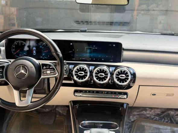 للبيع – مرسيدس CLA 250 
موديل 2020
اللون أبيض لؤلؤي والداخلية بيج فخم 🤍

المواصفات:
 • محرك 2.0 تيربو اقتصادي وقوي بنفس الوقت 
 • كير أوتوماتيك 7 غيارات
 • شاشة مزدوجة (عدادات رقمية + نظام ترفيهي MBUX)
 • تحكم كامل من الستيرنغ 
 • كاميرا خلفية
 • فتحة بانوراما
 • إضاءة داخلية LED بعدة ألوان
 • كراسي جلد كهربائية ويا ذاكرة
 • مساج
 • بصمة تشغيل
 • جناح خلفي رياضي
 • رنكات AMG مقاس 18 🖤

📍 مكان السيارة: بغداد 

السيارة نظيفة جداً، فحص كامل، بدون مشاكل ميكانيكية

📞 المهتم يتواصل على الرقم

*********** بغداد
