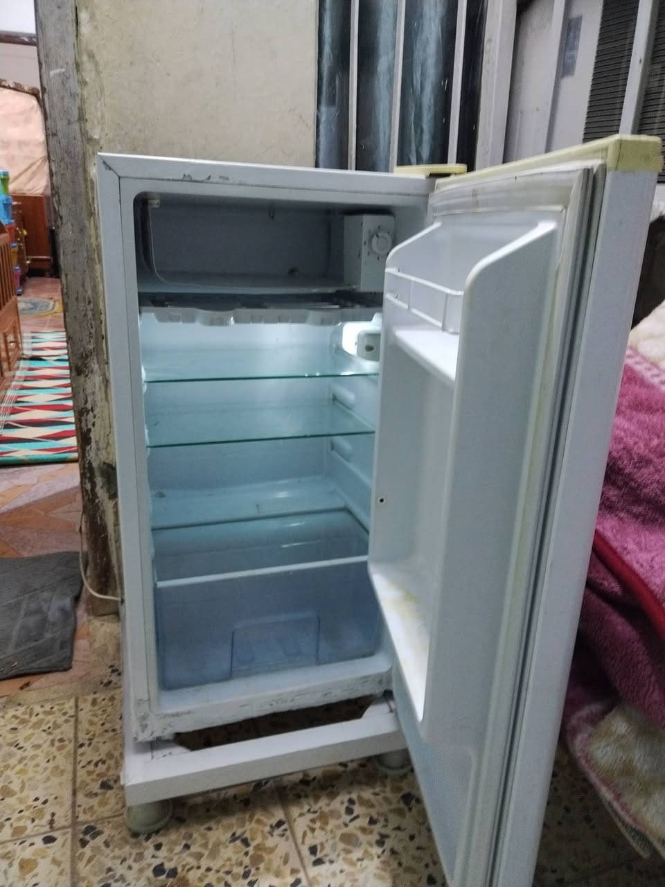 ثلاجه نظيفه للبيع السعر 50 بعقوبه التحرير الرقم ***********
