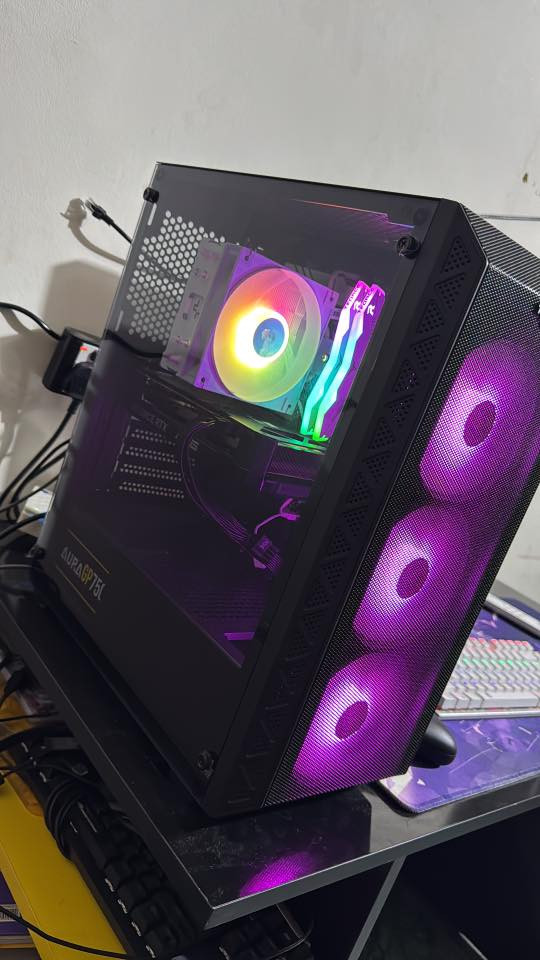 Pc جديدة بمعنى كلمة مصالها ٦ اشهر من شتريتها كل قطع جديدة و صالي اشهر تاركها يعني ممستخدمه ابد نظيفة و بعدها بضمان وكاله كل قطع بضمان و كراتين كامله لكل قطع 
معالج: core i5 14400f
كارت شاشة: 5060ti 16gb مو نسخة ال8 
رامات : 32 ddr5  و تعرفون اسعارها هسه شنو 6000hz
تخزين m.2 1T
مذر بورد: prime B760m-A wifi يعني يدعم بلوتوث و وايفاي تكدر تربط واير اس بي بلوتوث و جوستك و ايشي و تمنك وايفاي 
بور سبلاي: aura  gb750w
كل قطع وياها كراتين و وصل شراء و ضمان موجود
و عدي شاشه msi 27insh 180hz هم للبيع و ماوس  attack shark 
و كيبورد ميكانيك
للتواصل ***********
