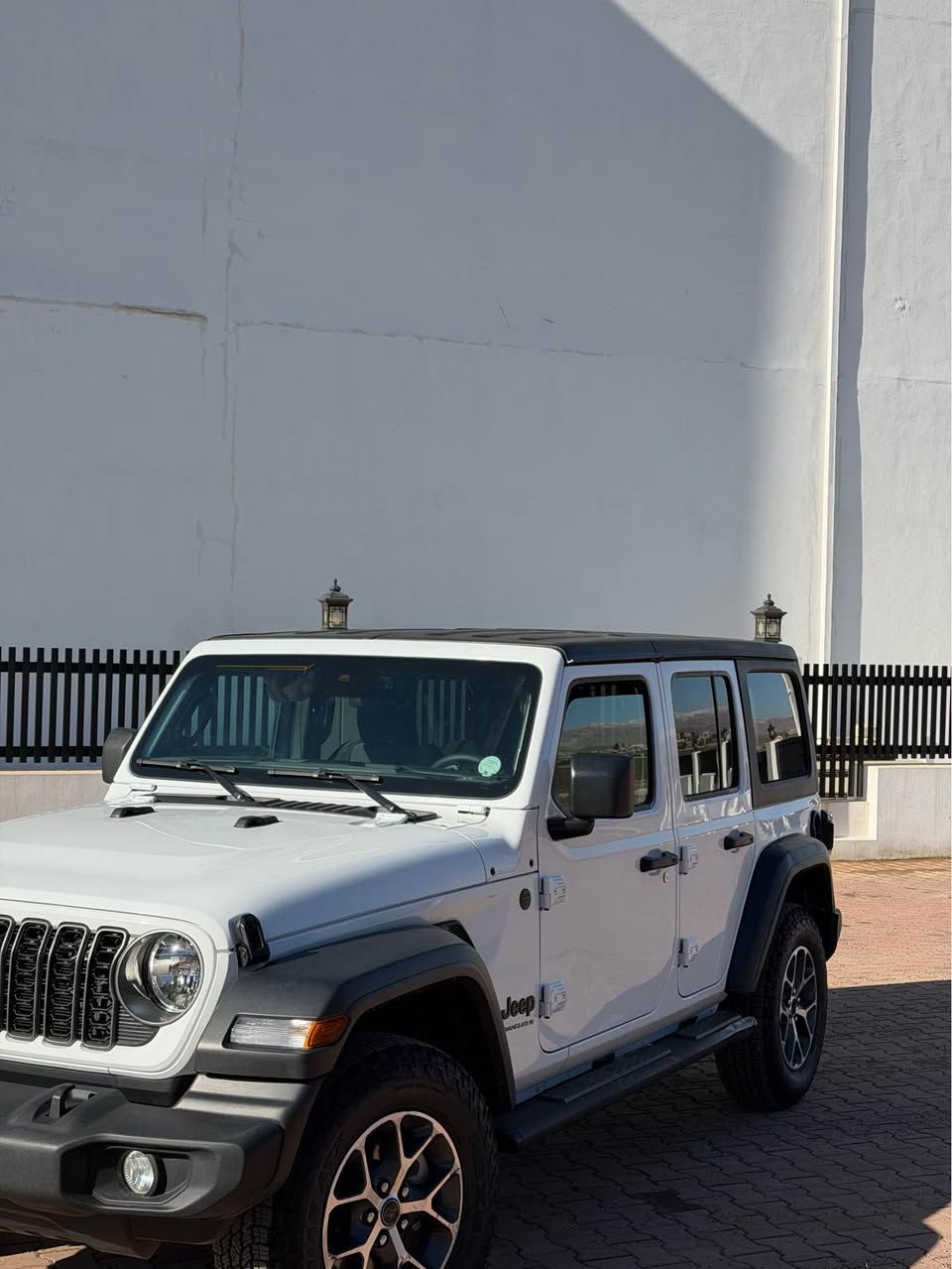 بو فروشتن
 جيب رنگلر
 موديل 2025 
 بي صبغ تةنها يةك بست PDR 
 مواصفات 4 پستن و توربو
 شاشة گةورة
 حساس
 رادار
 كشن هيتر
 ستيرن هيتر
 بصمة
 شخال
 ويل كروم
 زور مواصفاتي تر
 1700 مايل رويشتوة
 سعر 315$ و مجال
 عنوان عقرة 
رقم تلفون
 *********** Singapore
