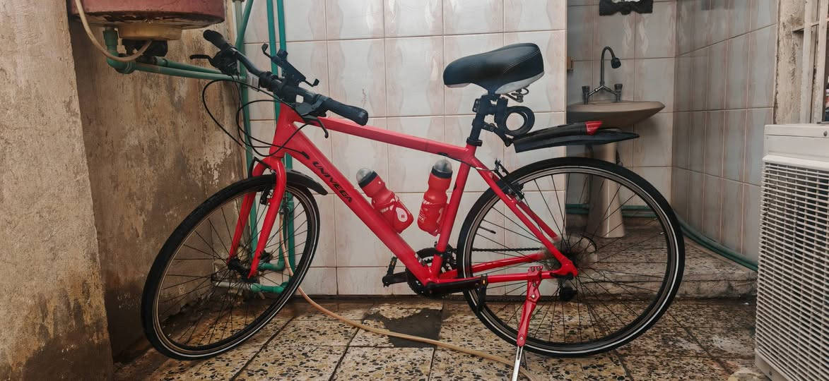 قطعه جديدة فريدة من نوعهه اقره للاخير رجائاً. 
السلام عليكم حبابينه، اخوكم من واسط،
هذه اسرع بايسكل c700 من بين كل البايسكلات الجربهه، قطعه تختلف عن البقيه بهاي الفئه و بكل ثقه اكدر اكول اسرع من بعض انواع بايسكلات الرود عن تجربة شخصيه. 
البايسكل مشتري جديد مو باله،

بايسكل (UNIVEGA MAXIMA FITNESS1.0)

من اسمه راح تعرفون انه بايسكل سرعه مخصص للرياضه maxima fitness
مواصفات البايسكل
بايسكل المنيوم بالكامل لكن وزنه قريب من وزن بعض انواع الرود، يكون اخف من اغلبيه بايسكلات ال c700
تايرات كيندا قياس 28
فريم M
سستم مايكروشفيت microshift بعدد سرعات 2x8
بريكات بروماكس promax

يجي ويا كميه ملحقات بحيث البايسكل الي يشتري ياخذه كامل مكمل كل نقص ما بي
الملحقات :
1 مطارتين لون احمر ويه لون البايسكل + ستاند مطاره لون احمر كذلك 
2 مقعد عادي
3 مقعد طبي جبير
4 جاملخات كبار
5 جاملخات زغار
6 ستاند احمر حديد ويه لون البايسكل
7 ستاند اسود
8 جنطه تتركب عل بايسكل
9 مثبت مال مبايل كلش قوي
10 قفل مال بايسكل
11 لايت خلفي
12 مثبت للهاتف بي لايت امامي
13 لايت امامي عباره عن بروجكتر مو لايت، حرفيا اكدر اكول بقوه اللايت مال دراجه
14 بم
15 النكي للتعديل 
16 جادر مال بايسكل من الشمس و المطر
17 واير شحن للايتات
18 ماسكات ستيرن رياضيه
حرفيا البايسكل تستلمه كلشي ما تعدل عليه غراضه كلهن جاهزه

اخر نقطه اكولهه، البايسكل ليش اشوفه مميز عن بقيه بايسكلات ال c700؟ السرعه مالته، حرفيا البايسكل مريح بالقياده و سريع ما شاء الله، بحيث اقوى سرعه وصلت الهه بهذه البايسكل هيه 48.7km/h عل كير الاخير و موجوده الصوره بالاخير تضهرلكم الارقام، الي كاعدين بالكوت راح يعرفون انو هذه الطريق مستقيم بدون نزول جسر، كل هذه و وزني 95kg، يعني اذا وزنك اقل ال 90 تمشي بي اسرع، 
ك بايسكل c700 يوصل هيج سرعه على هيج وزن؟ عن تجربه شخصيه اكول هنياله الي ياخذ هيج بايسكل،
لان بصراحه هيج سرعات صعبه حتى على دراجات الرود، 
اكو تفاصيل اكثر عن البايسكل للي يحب يراسلني،
مثل ما كلت البايسكل مشتري ((((جديد)))) و ليس باله، راح يصيرله شهرين تقريبا، لحد الان ما واجهت بي اي مشكله، لحد الان البايسكل ما طايح عل كاع اصلا، ولا صاير عندي بنجر و على نفس النفخه مال تايرات من اول ما جبته لهسه، و بالشوارع الوعره و الحصو و الرصيف يمشي طبيعي و عل تبليط سريع، و ويا كميه ملحقات تخلي البايسكل بدون اي نواقص او تعديلات، نضافه البايسكل اكدر اكول اكو بس شخط زغير يم الستاند ما اعرف منين اجه و هوه مو واضح اصلا، بس المهم البايسكل بالواقع احلى بهواي من الصور. 

السعر راح يكون 250 الف و بي مجال خفيف
للامانه البايسكل يستاهل اكثر، يفضل تشوف المنشور كامل و اي استفسار اني بخدمتكم، نصيحه من اخ و عن تجربه شخصيه، القطعه ما تتفوت و هنياله الي يحصله.

مكاني واسط الكوت
تتواصل وياي عل فيس
او عل واتساب ***********
او على رقمي الشخصي ***********
و بخدمتكم.
