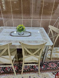 ميز طعام • وجه خشب حراري • ٣ كراسي بلاستك