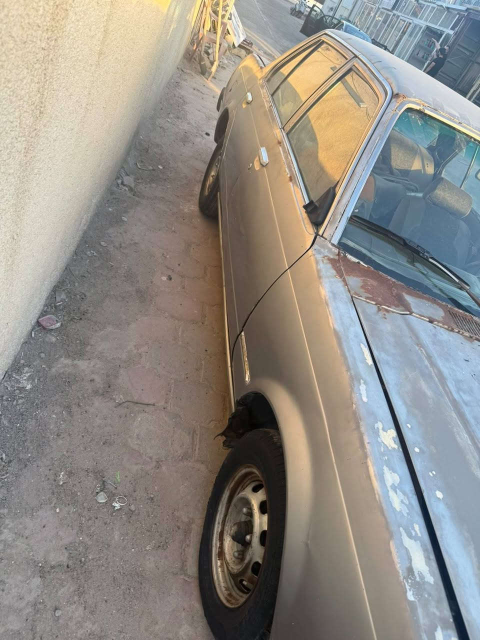 سلام عليكم  
كرونه ١٩٨١ رقم بغداد
السياره شغاله 
السعر ٢٠ $ وبيها مجال 
عنوان  بغداد  الكاظميه
موبايل ***********
