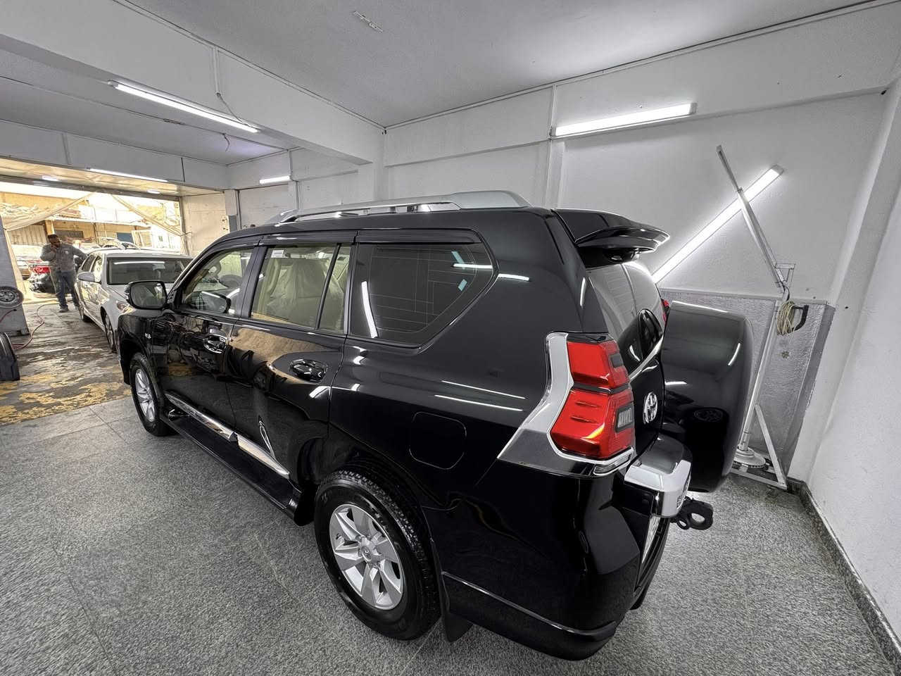 للبيع او مراوس برادو موديل 22 بحالة الوكالة جديده لوك ماشيه 20 الف فقط موصفات txr معروفه ، 
بيه فقط ع كد شبر بالدعميه الخلفيه صبغ ، 
رقم بغداد مكانه المنصور شارع 14 رمضان ، 
سعره 44000$ اربع دفاتر و 40 ورقه 
رقم تلفون ***********
