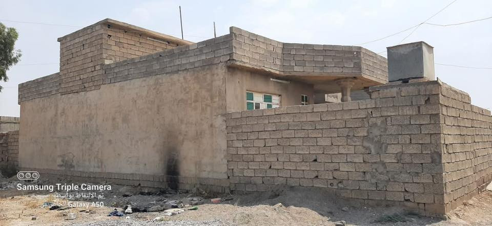 بيت للبيع نهاية سايدين البكاره خلف الجمل نهاية الفرع مي وكهرباء البيت متكون من غرفتين نوم اربع×اربعه ونص ربعه اربعه×٧ هول٥×٤مطبخ٤×٤مجمع درج٣ونص×٤ بيتونه حوش السعر 30 وبي مجال***********
