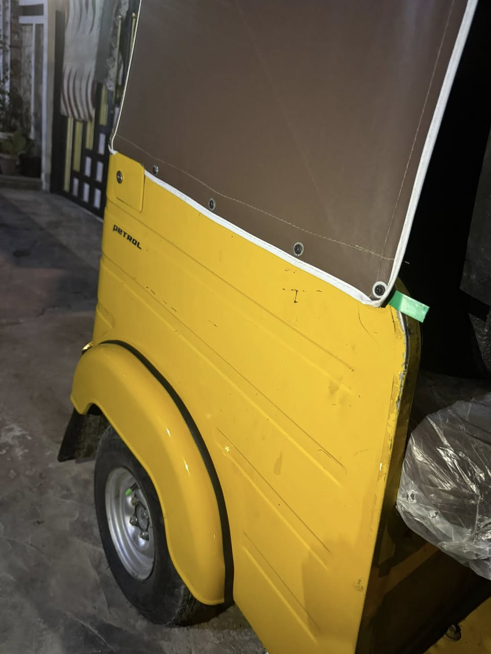 السلام عليكم تكتك لبيع ٢٠١٨ شهر ١٢ يوم ٢٨ رقم وسنويه كفاله ماعده دوس ولغوده مشرشه صبغ لجماليه السعر ٦٢٥٠ وبيه مجال العنوان الشعب رقم الهاتف ***********
