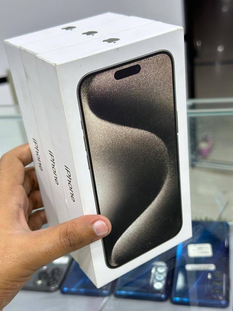 السلام عليكم ثلاث ايفونات 15 برو ماكس
ذاكره ٢٥٦ 
دبل سيم أقل واحد بطاريته ٩٣ وأكثر واحد مشحون ٥٨٧ مره السعر مليون وبي مجال لطيبين التواصل *********** أو واتساب
