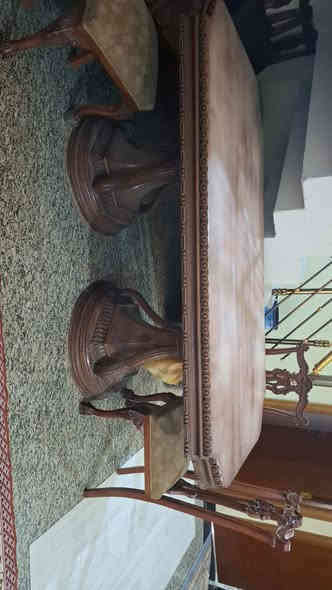 ميز طعام خشب مع ٨كراسي خشب 
يرادلهم تصليح نجار  كراسي بس ٢ ما بيهم شي
السعر 280 وبي مجال 
العنوان البصره 
***********
