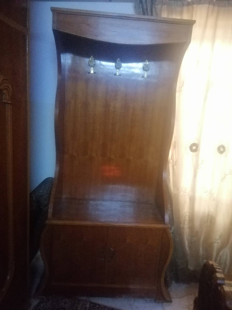 السلام عليكم. 
تخت وميز مراية وزاوية 
شغل درجة اولي ونظيف 
السعر 300الف قفل  
للتواصل الاتصال علي الرقم
*********** واتساب ايضا
