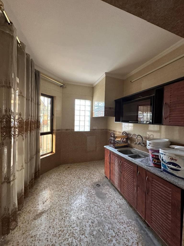 دار للايجار في حي المالية موقع مميز
مساحة 150 متر طابقين
غرفتين + هول + مطبخ حار وبارد ومخزن+ منورين + صحيات + كراج كبير

المطبخ مجهز بكاونترات 

للتواصل  ‭‏‪*********** موصل, نينوى
