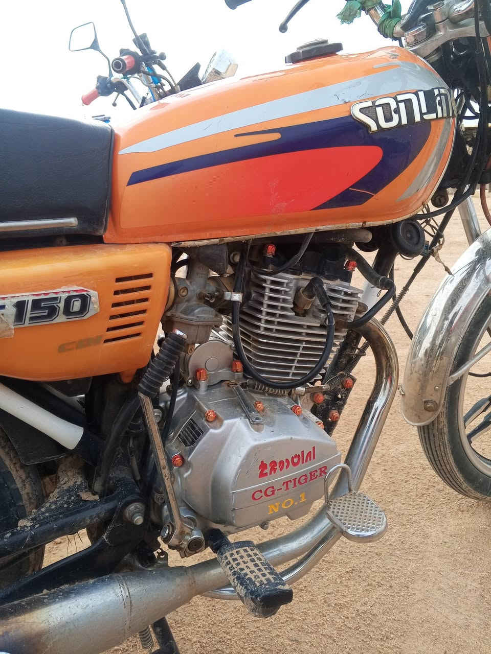 السلام عليكم دراجات سيفان للبيع الحمره كلك 2025 السعر 500وبيهه مجال الكلك الثاني برتقالي 2024 550وبيهه مجال اوراق سكنر ***********/0787582030سكني حله جبله وعملي كربلاء ومتواجدات بكربلاه
