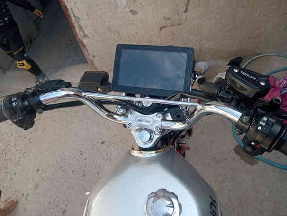 سلام عليكم دراجه يراني موديل 25 شخط مابيه بعدهي جديده كفاله وراق كامله السعر 850 بيه مجال  الرقم ***********
