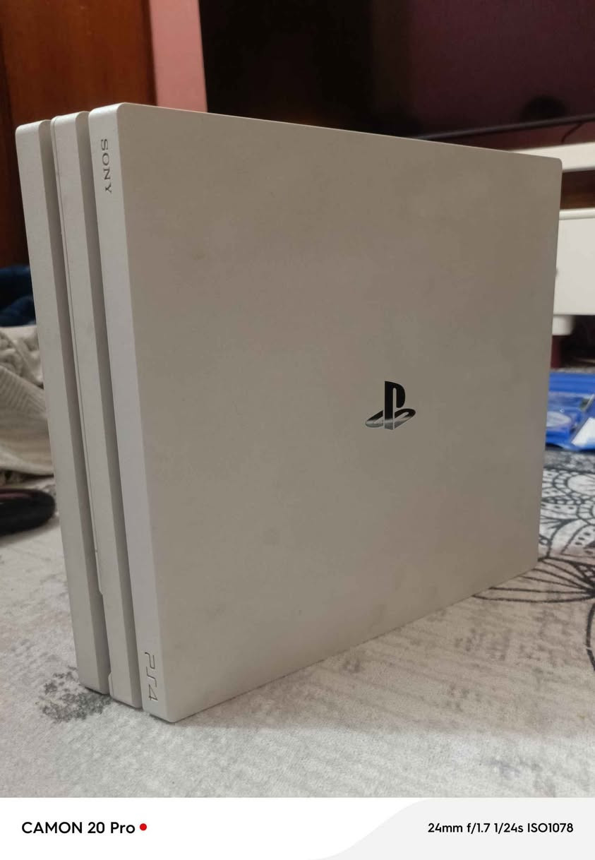جهاز PS4 Pro غني عن التعريف، يدعم دقة 4K HD
450معه القراص
350بدون اقراص 
غني عن التعريف، يدم دقة 4K HDR لأفضل تجربة ألعاب ومعدل إطارات عالي .  نظيف جداً، استخدام شخصي، ويعمل بكفاء أي مشاكل تقنية أو صوت مروحة مزعج.
📋 المواصفات والملحقات:
سعة التخزين: 1 تيرا بايت (1TB).
الة بحالة الوكالة / كابل الطاقة / كابل HDMI الأصلي).
الحالة العامة: الجهاز نظيف جداً (شبه جديد) ولم يخضع لأي عمليات صيانة سابقة
للتواصل ⬇️📱
***********واتساب
‏‪***********‬‏ بغداد, العراق
