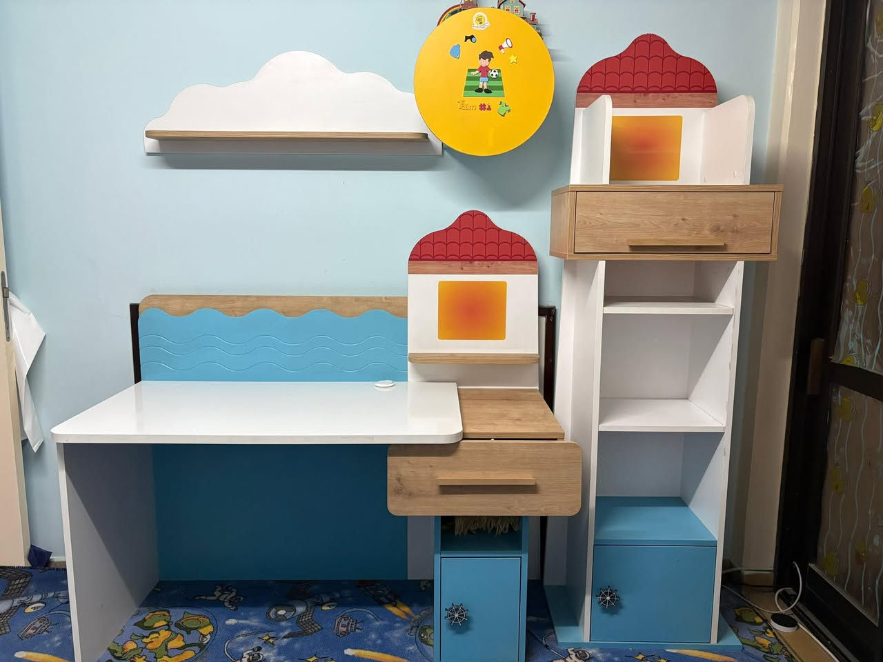 غرفة طفل خمس قطع مثل ماموضح بالصوره نظيفه سعرها ٣٥٠ 
ميز طعام من القند جديد ماخذي ب٢٠ ورقه 
مترتين ست كراسي سعره ٧٥٠ 

الى الراغبين يتواصل ع هذا الرقم واتس اب 
***********
