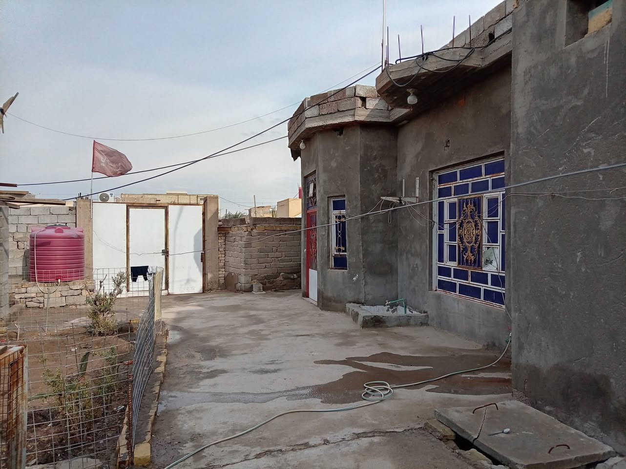 بيت للبيع ٢٣٠متر سقف كونكريت ٣غرف دوانيه هول مطبخ صحيات حديقة كراج مشاي خارجي معئ مشتمل عكادة مساحة ٢٢٠ متر مساحة الكلي ٤٥٠متر أرض زراعي ميرية كرمة علي منطقة الماجدية شارع السوق سعر ٥٥ بناء حديث ٢٠١٦رقم *********** جميع الخدمات متوفره
