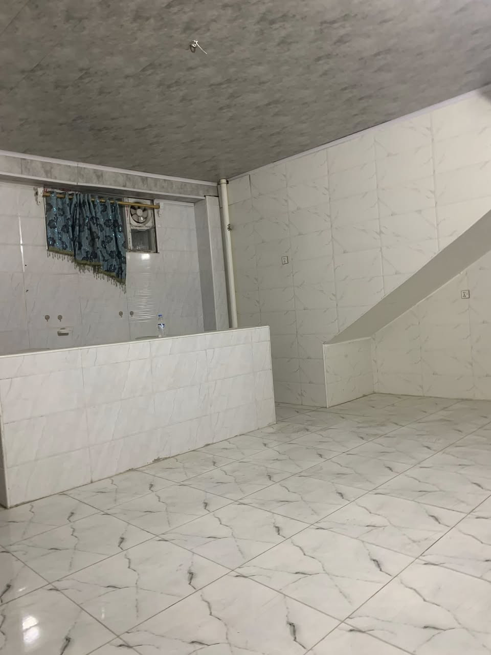 السلام عليكم بيت لإيجار قريه الغدير المساحه 65 متر
بناء جديد يحتوي البيت 

غرفه نوم وصاله وحمام 

سعر الايجار 

350قفل  مع الكهرباء والماء 

رقم الهاتف ***********
