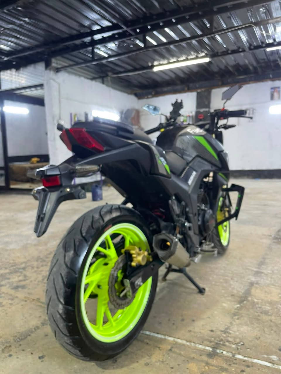للبيع هيوشه السعر DR200     (950).  
نضافه 90/100
محرك وكير. نضافه فول
نشاطه فول
اضافي صالنصه رياضي.  
مكان الانبار حديثه
***********
