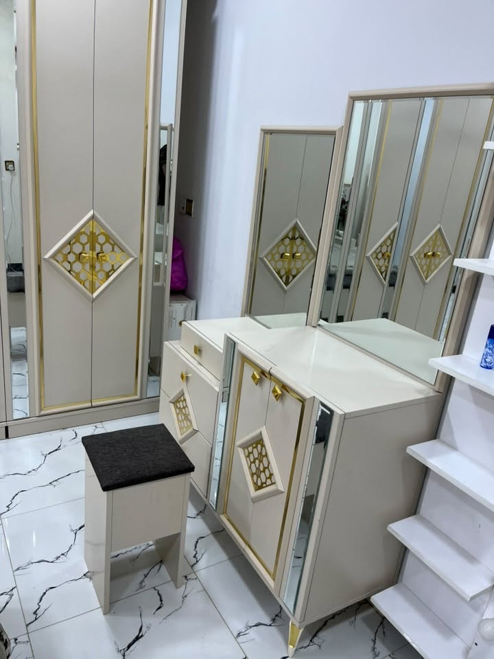 غرفة للبيع 
تتكون من 9 قطع 
جديده استخدام 3 اشهر ما بيها اي شي ما مفتوحه ولا مره
وياها الفراش مالتها طبي بوحده سعره 200
المكان بغداد
سعرها مليون 200 كامله وبيها مجال
***********

