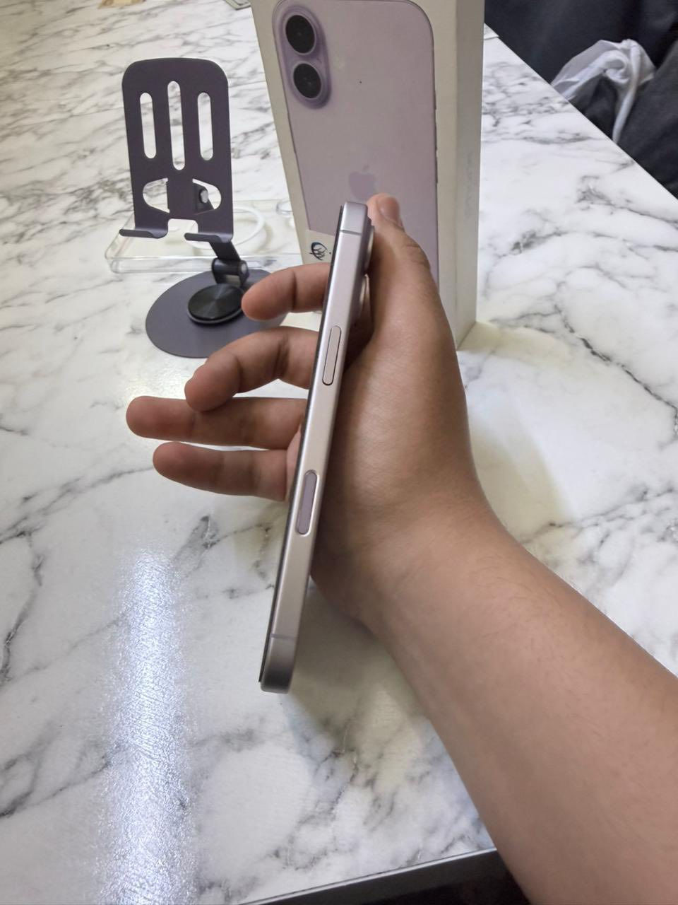 ايفون 17 عادي لون ال لافندر (بنفسجي )للبيع
الجهاز يجي دبل شريحه نموذج CH
256كيكا
الجهاز مكفول كفاله عامه 
بطاريه 100 مشحون 79 مره 
جهاز اخو الجديد
السعر مليون و 275 بي مجال بسيط للشراي 
للتواصل واتساب :***********
