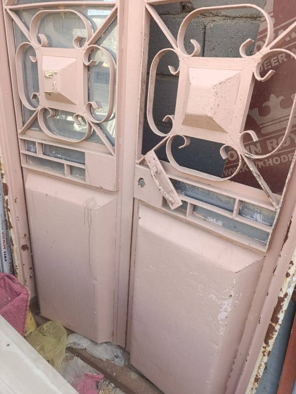 مكلفة بالنشر باب حديد للبيع قياسة الطول مترين ونص والعرظ مترة وعشرين سعر75 هذا رقم راعيه ***********
