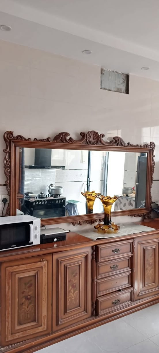 بوفية
ومراية
بغداد السيدية
*********** واتس وتلفون
