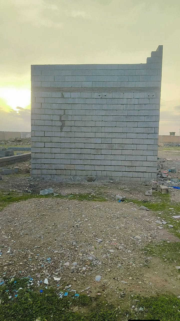 *********** فيلق
بيت للبيع مساحه 100م
عنوان فيلق قريب على المطار بيت بس يحتاج لبخ وكهربائات الباقي ماء ومجاري كامل خارطه حلوه ربعه+هول+مطبخ+غرفه كبيره حوش يدخل سياره سعره 10 وبي مجال قليل 

استفسار. اكثر. ادخل خاص،،،
