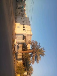 دار سكنية تقع في منطقة هادئة وتتمتع بموقع مميز بالقرب من الشارع الرئيس...