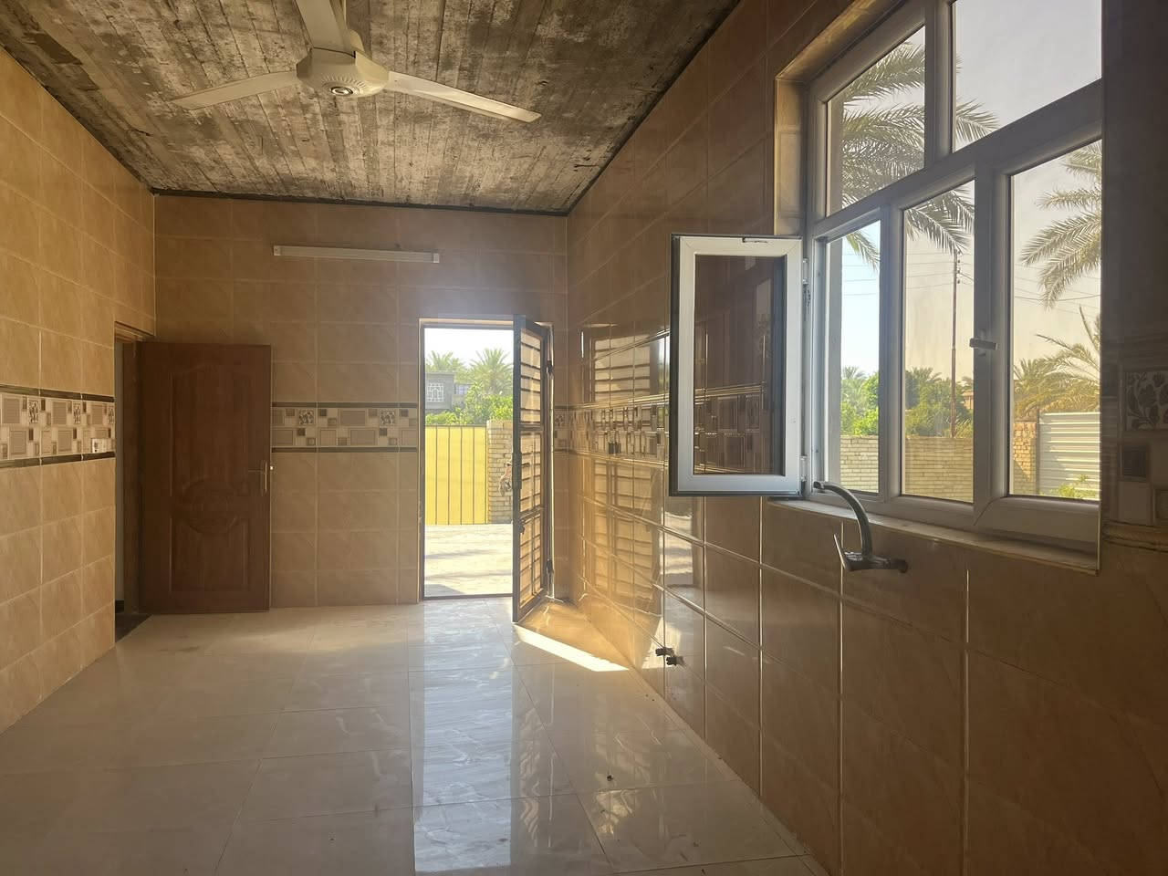 بيت للبيع بيت كلش مرتب
مساحته ٦٠٠ متر 📌
مساحه البيت ٣٠٠ بناء طابوك 📌
مساحه الحديقه ٣٠٠ صالحه للبناء"
بناء حديث واجه ٣٠ متر  

موقعهً عله شارع ابن سينا قرب جامع (الصادق الامين)

 للاستفسار ***********  موجودً واتساب "
@إشارة
