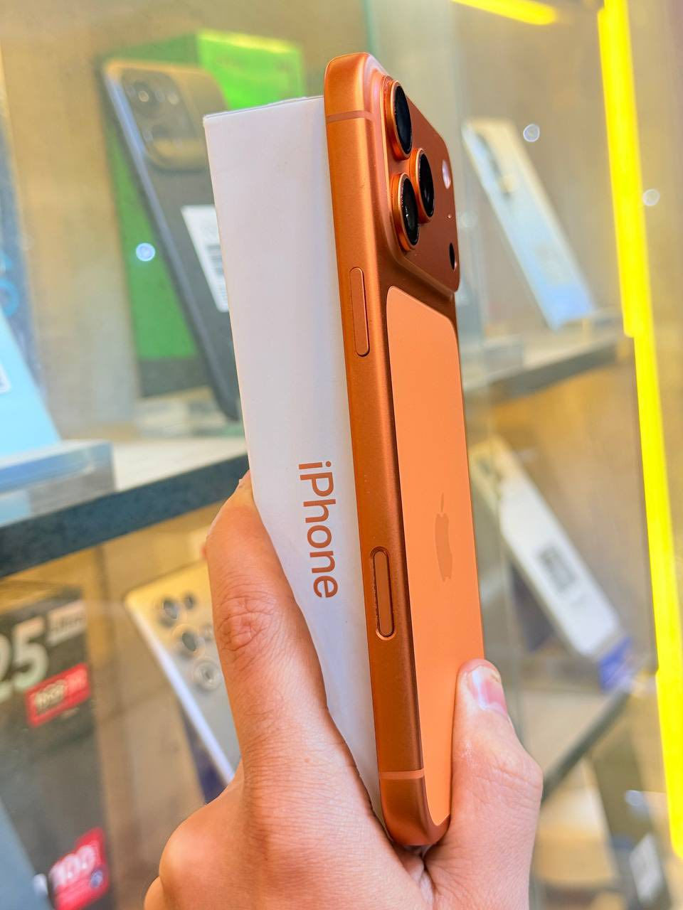 ⭕️⭕️ اقوه عرض حالياً ⭕️⭕️
أيفون 17 برو ماكس  ذاكره 512 ركز ذاكره 512  بطاريه 100 ممبدل بي شي مع ضمان 5 ايام فول نضافه كامل ملحقاته  وتر بروف عل حاسبه كله نورمل مكاني بغداد البياع شارع 13 مركز الريس للموبايل 
السعر مليونين و50 الف 
***********
