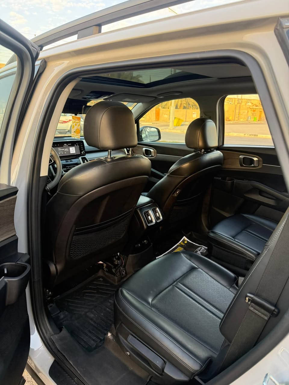 كيا سورنتو 2022 فئة X-Line Prestige وارد أمريكي ، وتأتي بمحرك 4 سلندر تيربو 2.5 لتر مع نظام دفع رباعي (AWD) قياسي، ومواصفات فل كامل تشمل فتحة بانورامية، شاشة كبيرة، كاميرات ، رادارات ، كشنات جلدية (تدفئة وتبريد)، تشغيل بصمة عن بعد، ومساعدات قيادة متقدمة (رادار، قيادة ذاتية)، بالإضافة إلى صندوق كهربائي وشحن لاسلكي، وتتوفر بسبعة مقاعد vip
ناقل الحركة: أوتوماتيكي 8 ، نظام الرجوع للمسار، توقف ذاتي ،  مثبت سرعة ذكي، حساسات خلفية.
الميزات الإضافية: فتحة سقف بانورامية، باب صندوق خلفي 
كهربائي، تكييف منفصل أمامي وخلفي.  رقم السيارة بغداد حادث السيارة بنيد ومدكر فقط وصاحب السيارة بالبصرة لمسافه لمقطوعه 85 كيلو
العنوان بصرة النواب الضباط 
الرقم *********** 
السعر 240$ البصرة, العراق
