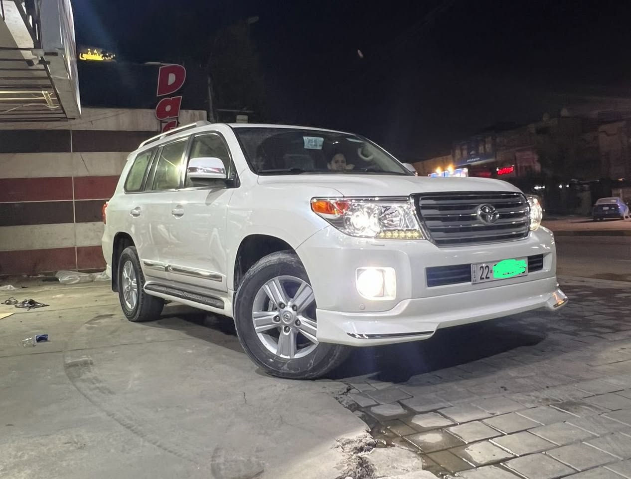 ﷽
لاندكروز ( 2013 ) فكساره VX.R

مواصفات :- فكساره - 8 سلندر - محرك 4600
كشنات كهرباء - كشنات تدفئه وتبريد - 4 بصمات
ماشيه (85) الف حقيقي
السياره جديده ومكفوله من كل شي 
مرقمه ( اربيل )
مكان السياره ( بغداد - الزعفرانيه )

***********
