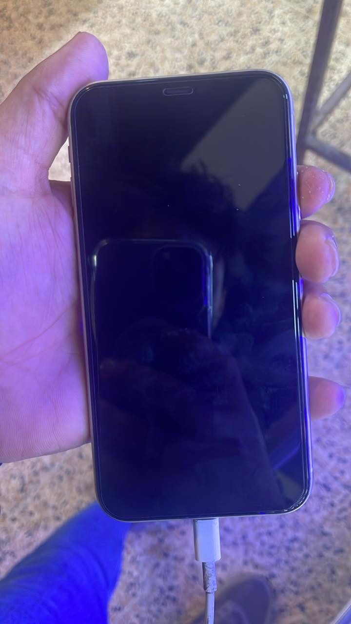 11عادي دبل سيم 
ذاكره ١٢٨
مبدل شاشا وفيس إيدي واكف 
سعر ١٨٠ موبايل نضيف مابي جلخه 
***********
