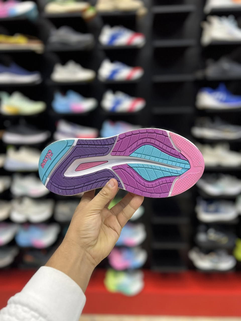 وكاله امريكيه Clove
السعر بلوكاله 165 دولار
ويمي غير ✌️😎

سهولة الارتداء: يتميز بأربطة مرنة (بنجي) تسمح بارتدائه وخلعه بسرعة دون الحاجة للربط

قياس 40.5 القدم 25.5
السعر 15

العنوان النجف ملحق الروان 
توصيل 🚚 محافظات 6 داخل النجف3 
*********** واتساب#
