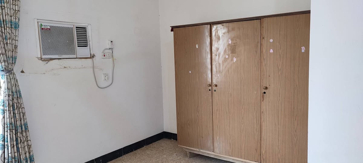 دار للايجار طابق ثاني
يتكون من صالة وغرفتين نوم مجهزة بسبلت ومكيف ومطبخ يحتوي على كاونتر
يفضل عائلة صغيرة 
للاستفسار /***********
