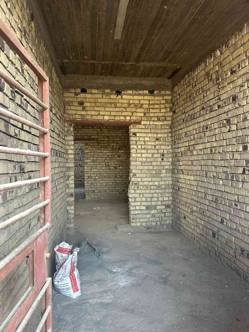 يالله.                                                                        
هيكل مسقف طابو صرف مساحته 125م ام الهوى الجديده مقابيل شارع الحمداني مقابيل توزيع الصحه يحتوي ع شبابيك وبيبان كامل مكمل بناء طابوك كونكريت مسلح يقع ع شارع 30م

للاستفسار اكثر *********** او خاص او واتساب
