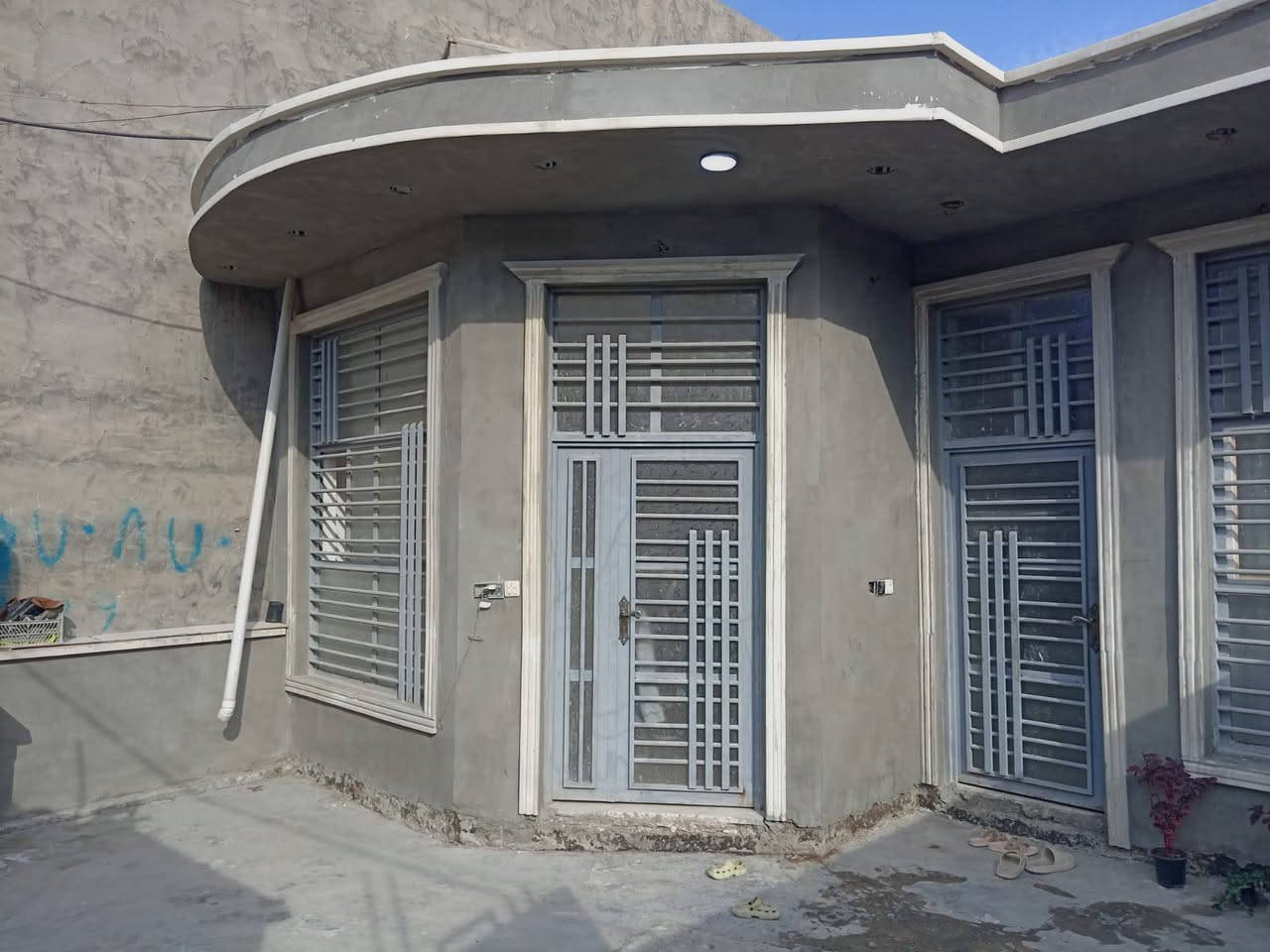 تمام، رتبتلك الإعلان وراح أساعدك بموضوع المزرعة 👇

---
🏠 *دار للبيع - حي الصحة / الحلة*

*المساحة:* 200 متر  
*الواجهة:* 8 متر × النزال: 24 متر  
*التفاصيل:*
- غرفتين
- صالة كبيرة + استقبال كبير
- مطبخ
- مجمع صحيات + 2 مناور

*السعر:* خاص


**إذا كنت صاحب هذا الإعلان وتريد حذفه لأي سبب، رجاءا أرسل رسالة إلى الدعم الفني**
