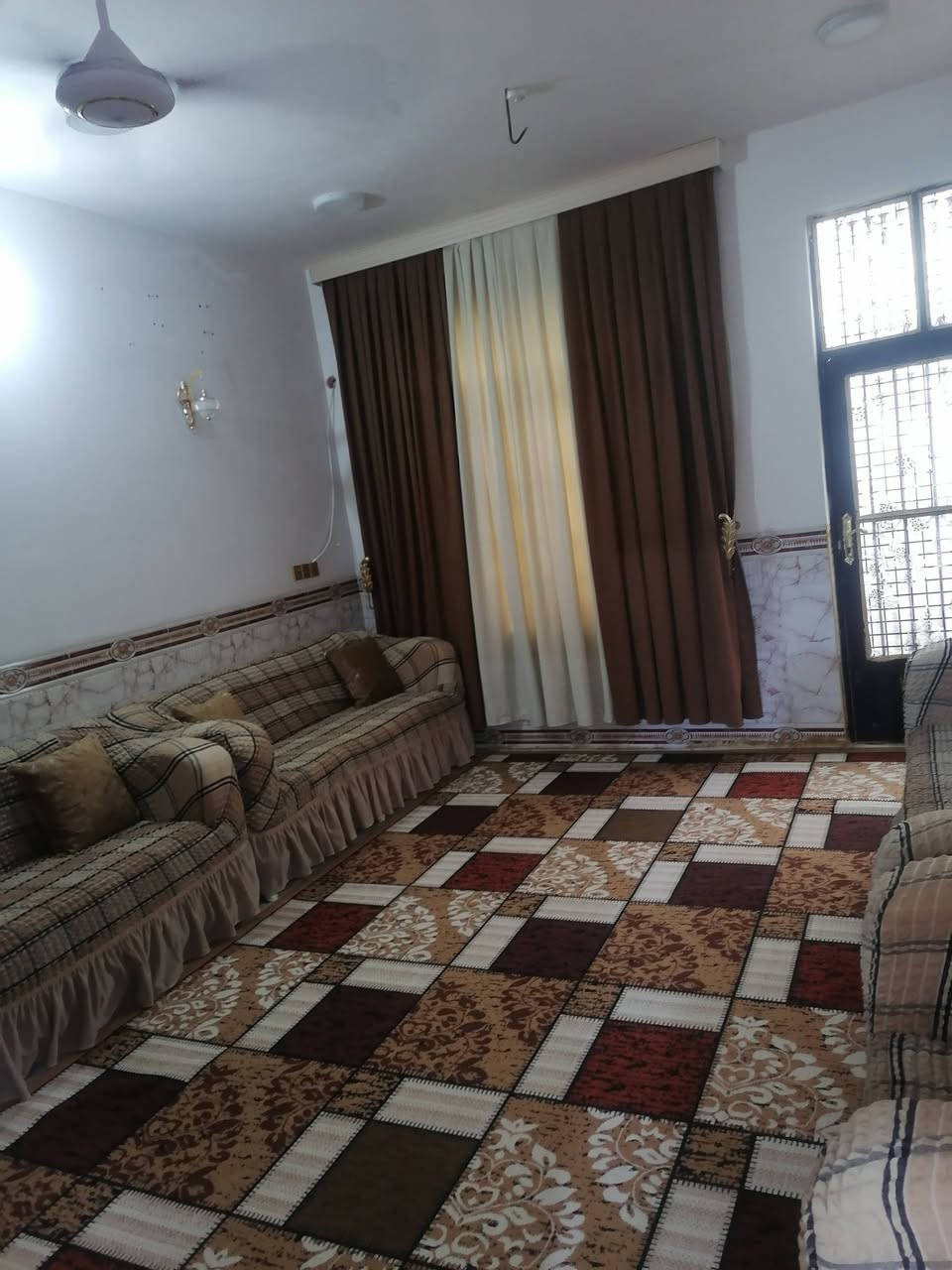 سلام عليكم بيت لبيع مسحه ٢٣٥ متر بناء حديث ٢٠٢٣ كافت الخدمات من شارع من مدارس من خط مولده دهبي شارع ٨٠ جهت النجف خلف حي الصدرين موقع كلش حلو استفسار أكثر اتصل ***********
