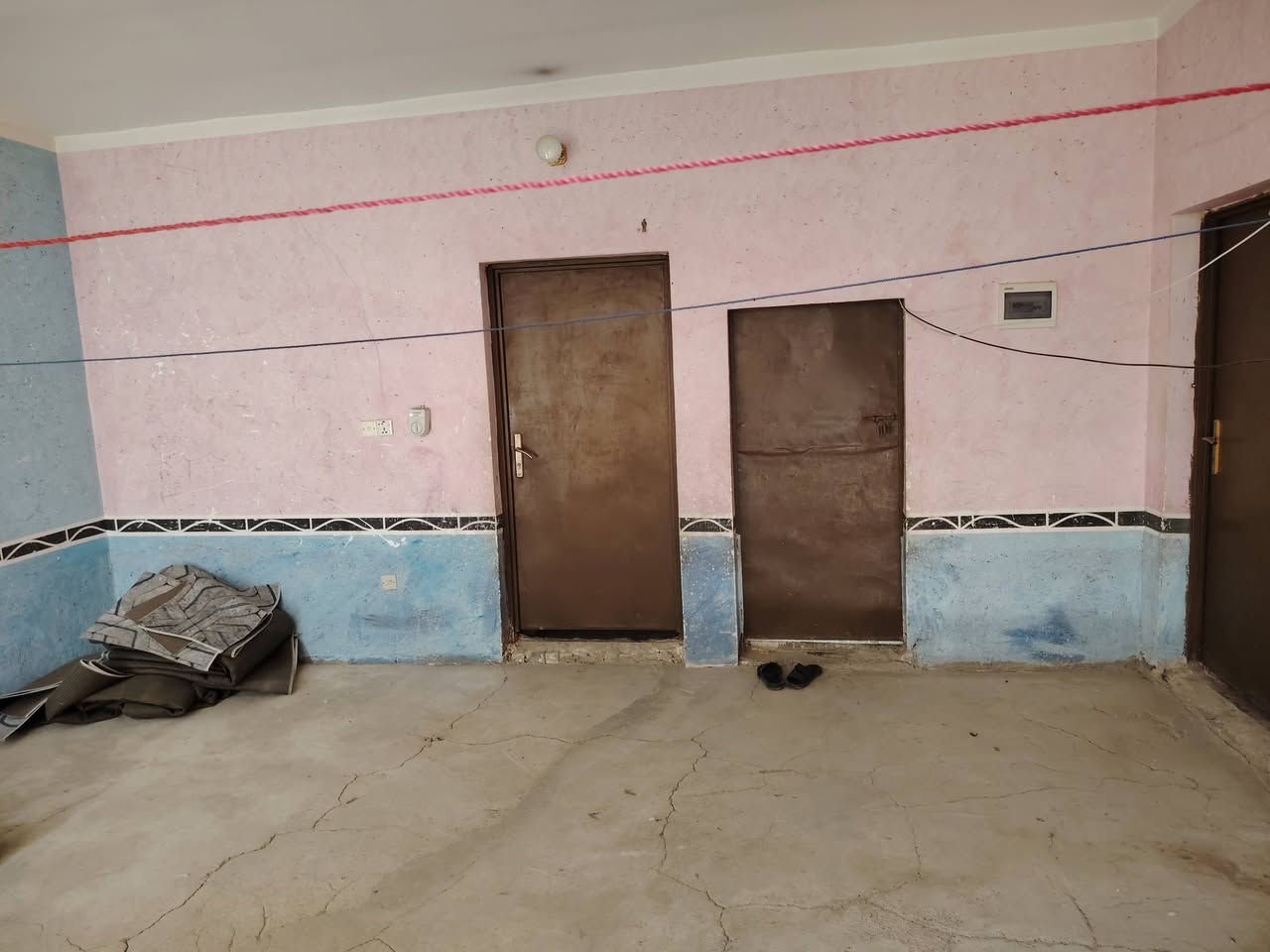 سلام عليكم بيت للبيع في ٦٠٠ الف مساحت البيت ٢٠٠ متر طبقين  السعر خاص هاذا رقمي
***********
