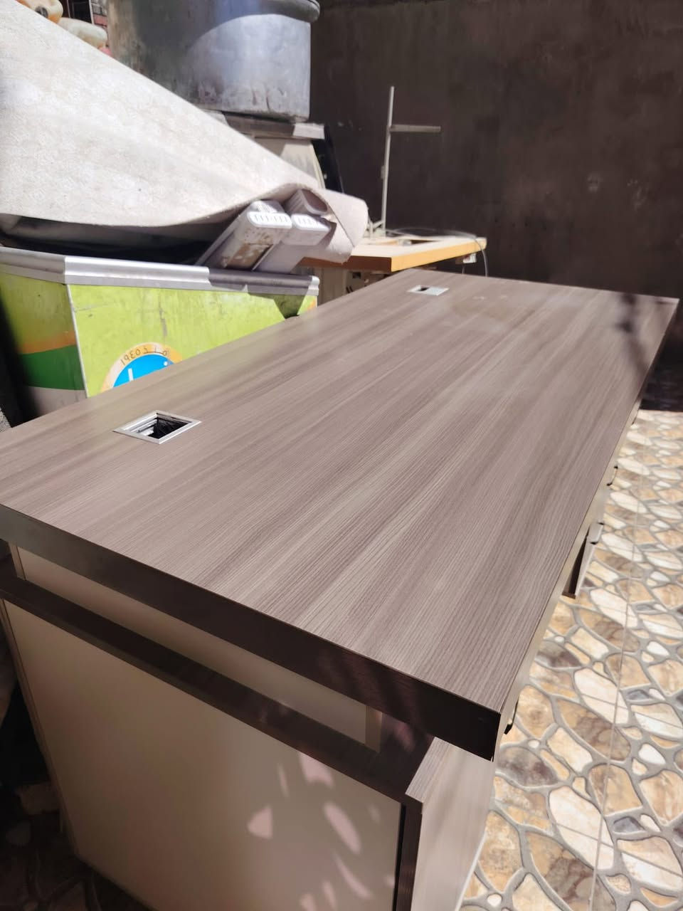 ميز مكتب للبيع ..!
أستخدام جداً قليل 
جديد ومابي اي خلل .
0 782 471 5538
