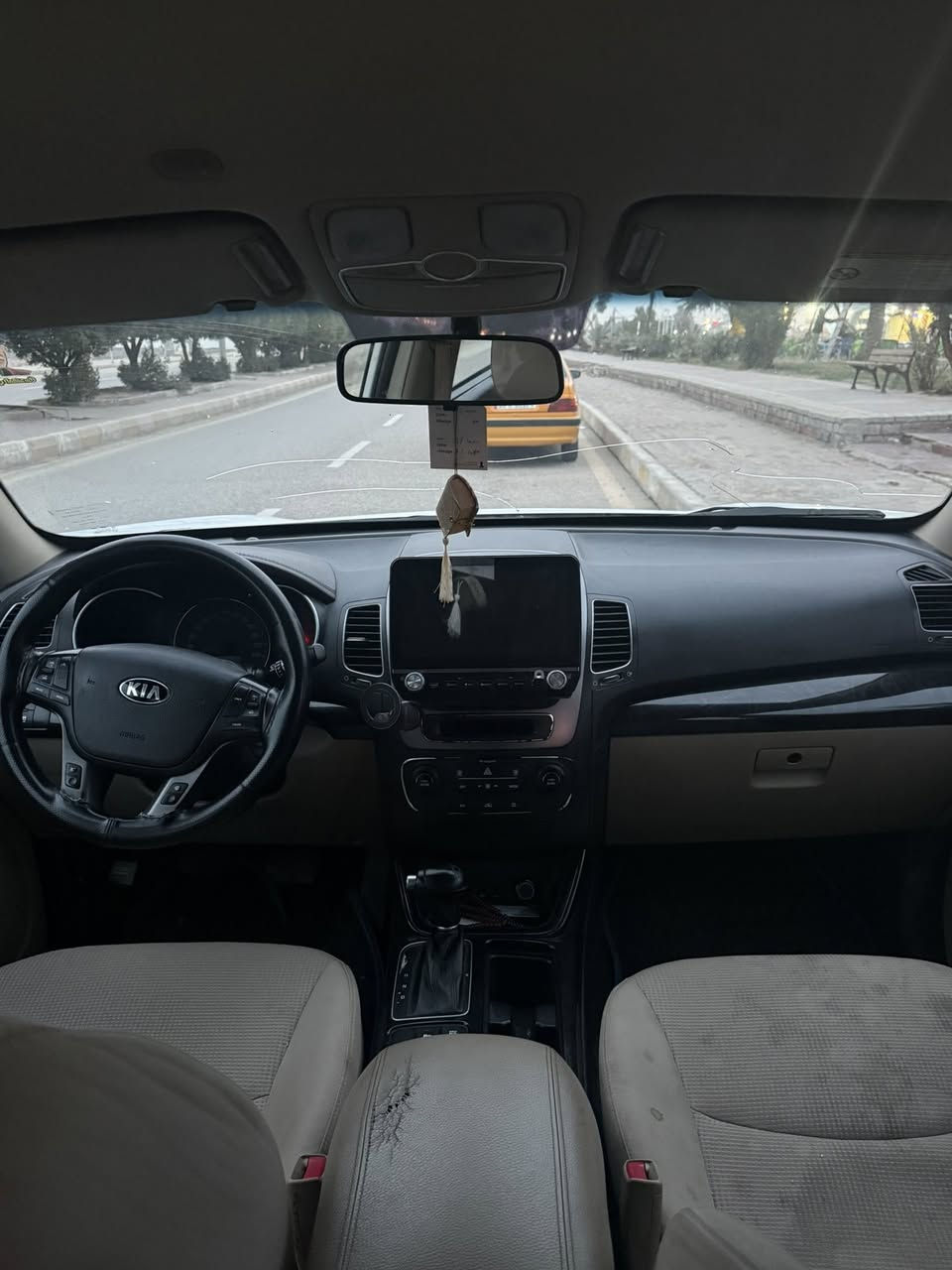 السلام عليكم سورنتو خليجي كفاله عامه 2014 اربعه سلندر سياره جديده جداً و جاهزه من كل شي للاستفسار ***********
