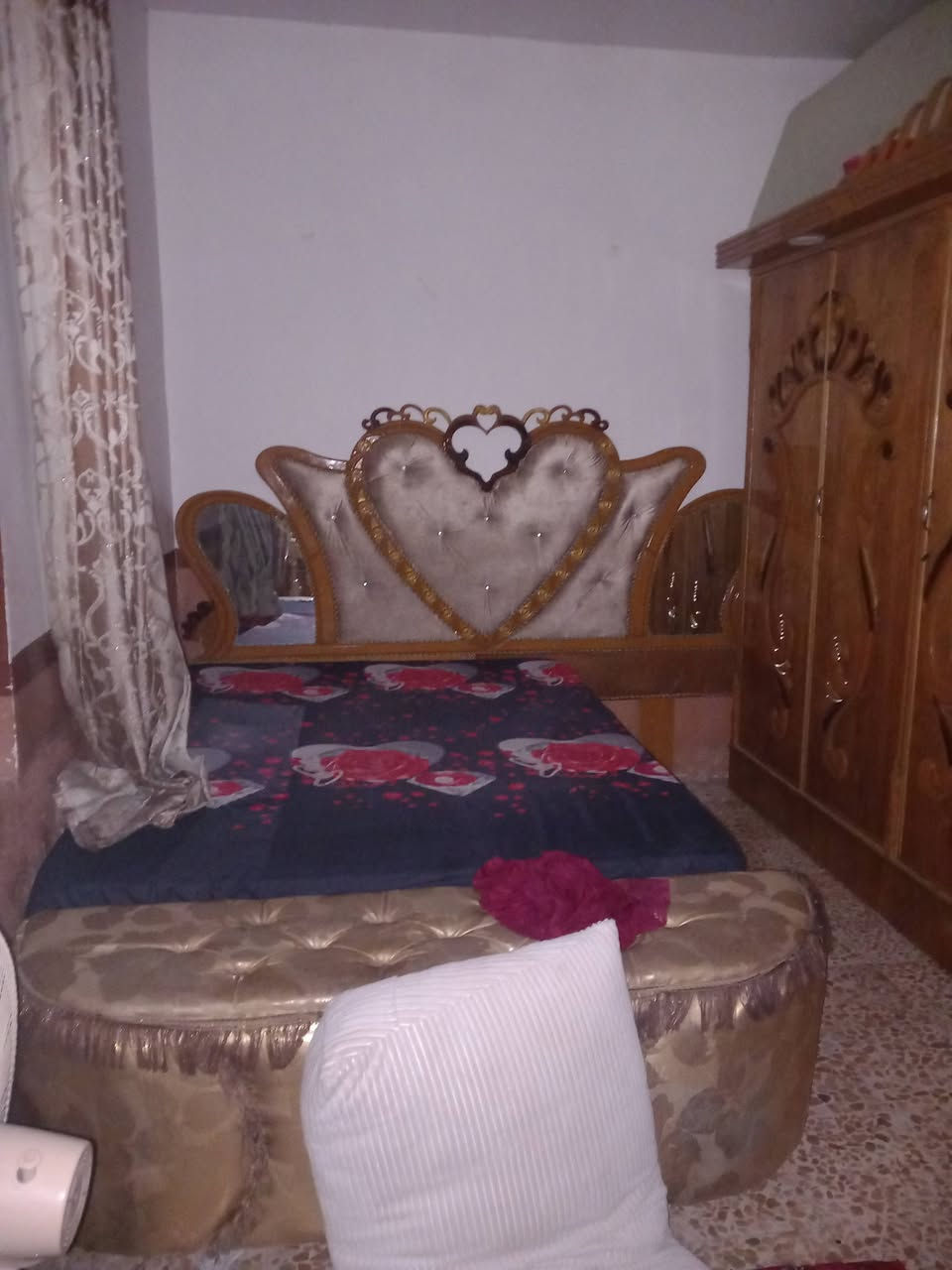 سلام عليكم غرفت اخشاب جديده تسكام درجه اوله نضافه 100% الغرفه ماواضحه كلش لان المكان زغير وماصير بي سعر ٨٠٠ وبيه مجال متوازي عله بيعته مكاني نجف مناذره *********** تصل او راسلني وبخدمتكم
