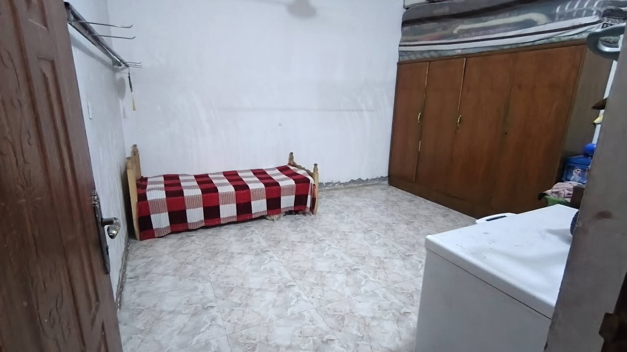 دار للبيع مقابيل مدرسة المسار يبعد عن المدرسة ٢٠ متر  المساحة ١٠٠ متر 
يحتوي على طرمة واستقبال وممر يدخل للبيت مطبخ  غرفتين
صحيات داخلية وتواليت خارجي
مع حمام وتواليت أيضاً بل طابق الثاني ما كاملة
اساس مسلح صب
البيت كامل 
للاستفسار الاتصال على  الرقم أو خاص ***********
