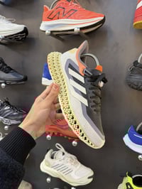 النوع/اديداس فوردي  القياس/42 السعر/60 📍بغداد-الحريه-مقابيل الضريبه 07...