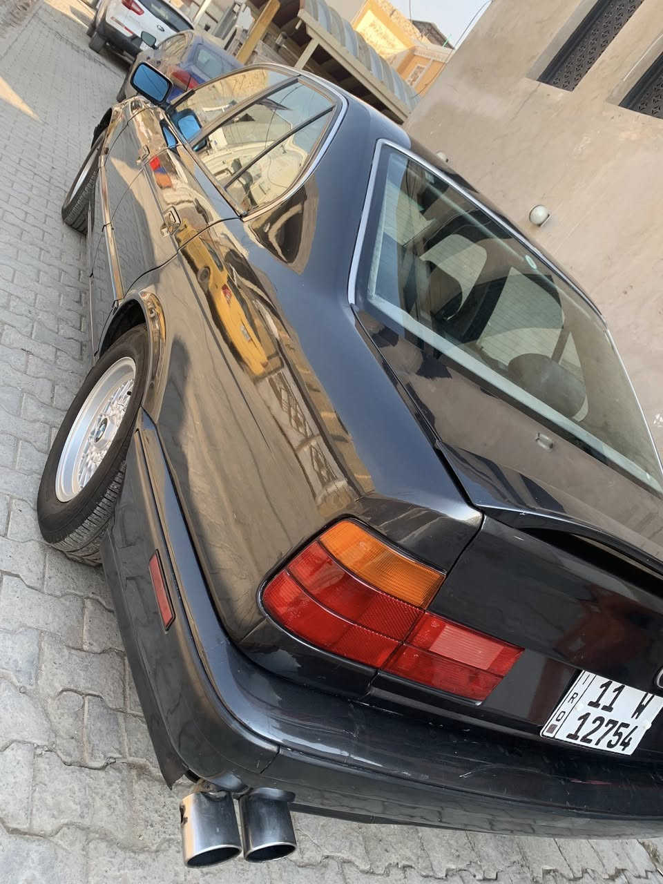 السلام عليكم
بي ام وارد ياباني موديل 1993حجم 525i مسكر اصل سنوية وبليته
بيها محرك وگير ٢٨ جديد 
مصبوغة عام مكفولة من اي ضربة 
حدادية جديدة 
تخم تاير جديد 
تبريد ثلج قطعتين 
كشنات كهرباء
رقم بغداد الدولي الجديد 
سيارة عليها ادامه كامله واحلى من الصور 
مكانها بغداد الزعفرانية 
السعر 68 وبيها مجال 
***********
