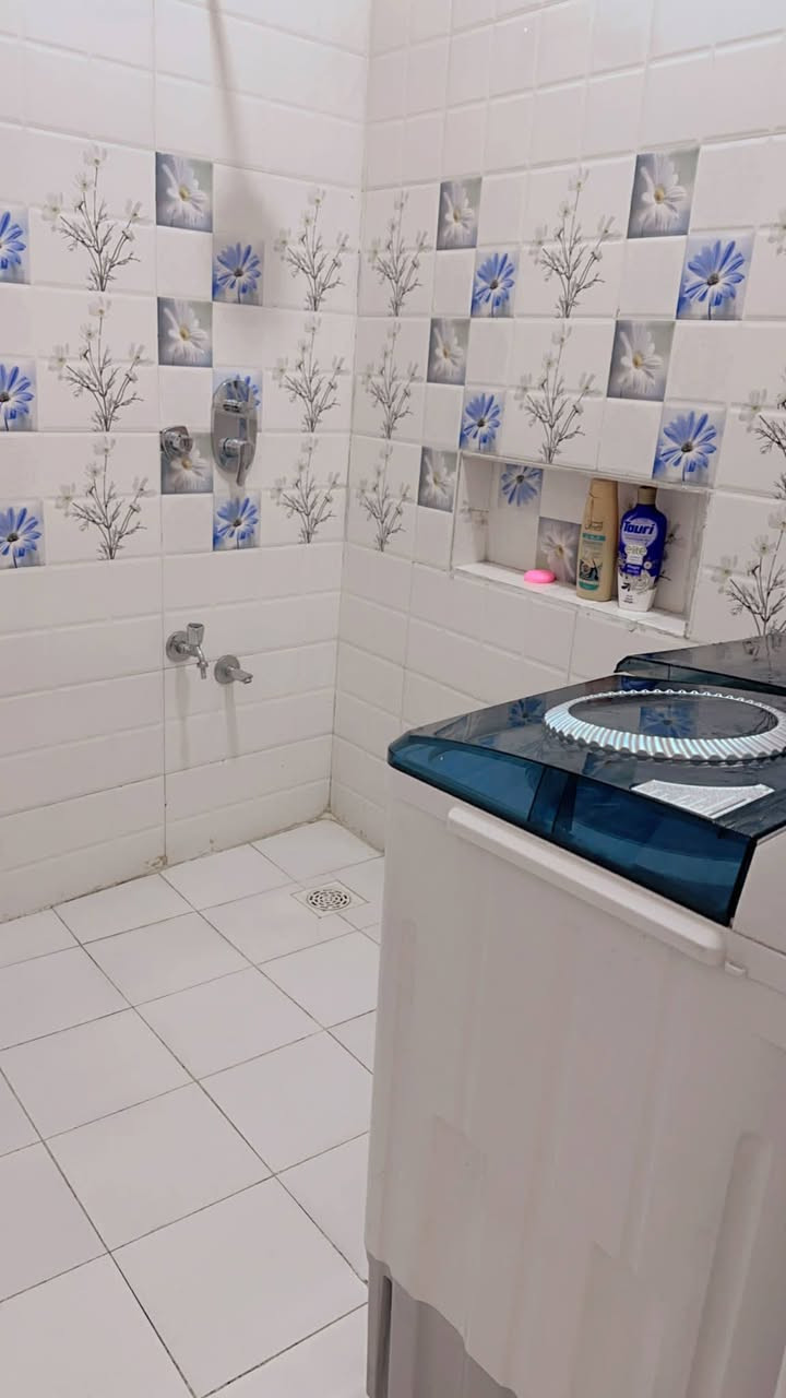 الدار للبيع..‼️
مساحه 178م 
طابقين اربع غرف مناور 2 مجمع صحيات 2
حله-ورديه خارج - بداية شارع 30
للاستفسار الاتصال على الرقم:
🟢*********** 🟢
🟢*********** 🟢
