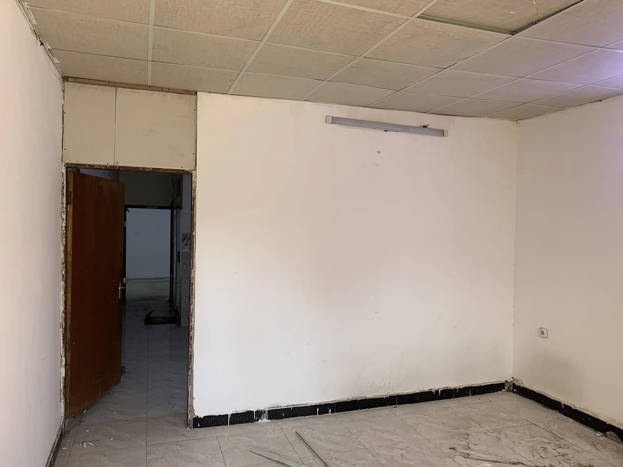 شقة للايجار طابق الاول تتكون من غرفة وصالة ومطبخ وحمام معزوله درج وماء وكهرباء وحدّها مساحتها 90 متر بالدولعي قرب مدرسة ابن الجوزي الاتصال على رقم ***********
