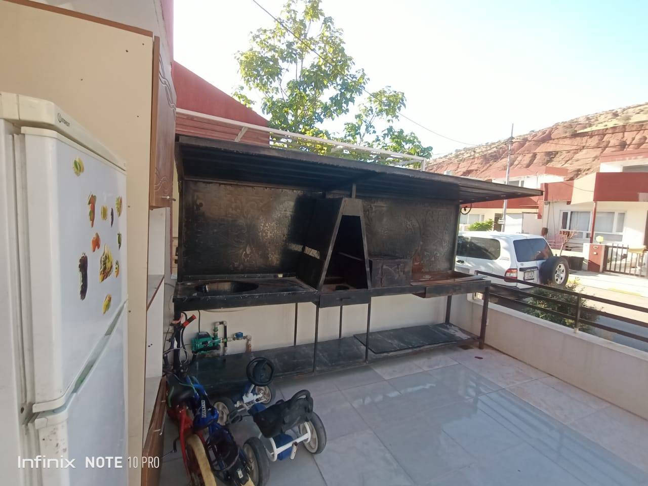 بيت للبيع في مجمع ئافاس Vip ( ١٦٠ متر ) مؤثث بالكامل بس جيب ملابسك واسكن موقع ممتاز يتكون من غرفتين نوم وصالة وحولي ومطبخ وصحيات منفصله وحديقة وكراج ويبعد عن سوق شقلاوة( ٣ ) دقائق ويسجل باسم كل من يحمل الجنسية العراقية وبسعر(( ٤ )) دفاتر و (( ٣٠ )) ورقة  وللاستفسار يرجى الاتصال واتساب *********** او ***********
